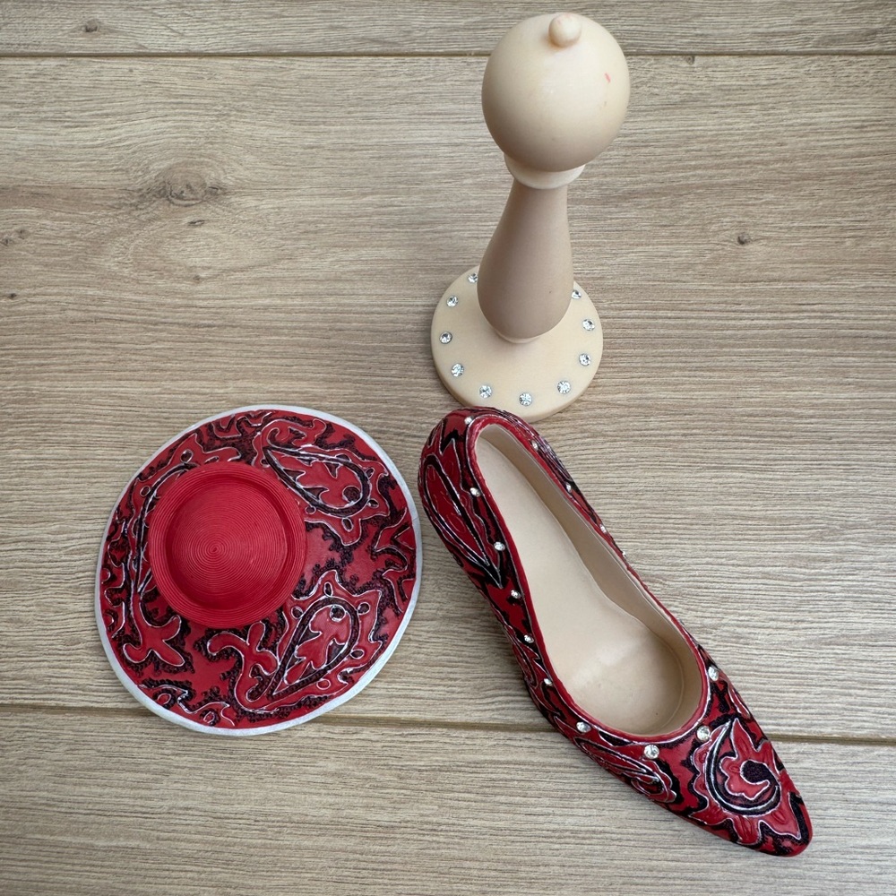 Classic Couture Lady Vanessa Shoe and Hat 1999 Premier Edition Miniature Set